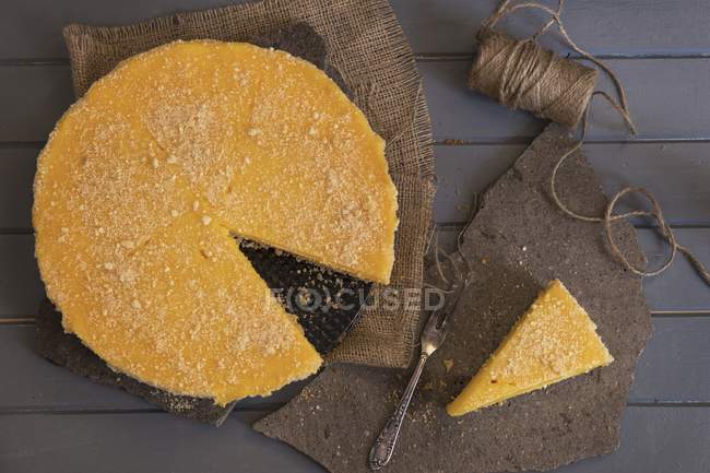 Zitronenkäsekuchen mit ausgeschnittenen Scheiben — Stockfoto