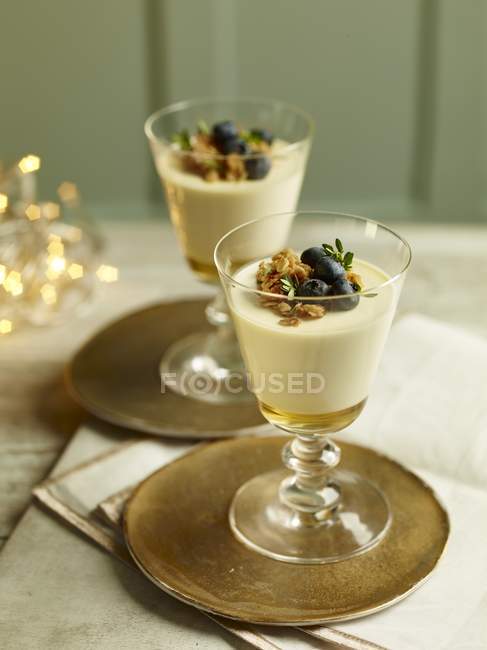 Whisky pudding with a flapjack and blueberry — Stock Photo