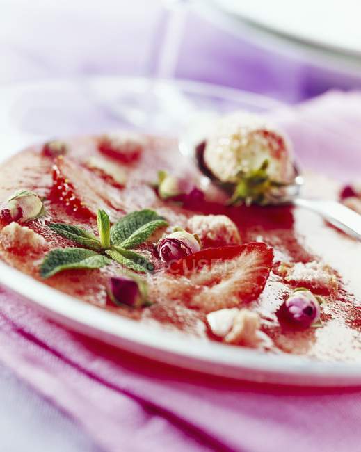 Strawberry and pink champagne soup — Stock Photo