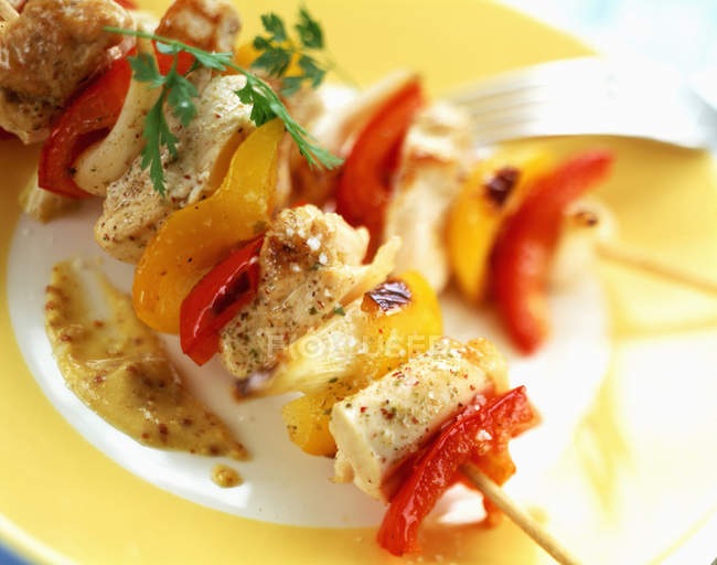 Chicken and pepper kebabs — Stock Photo