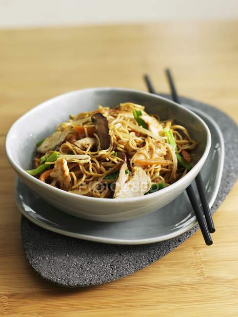 Noodles and pork saut with vegetables — Stock Photo