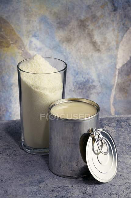 Концентрированное и сухое молоко — стоковое фото