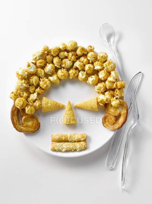 Тарелка закусок и попкорна — стоковое фото