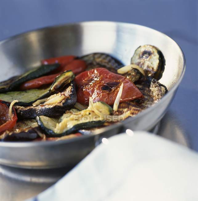 Légumes grillés dans une poêle — Photo de stock