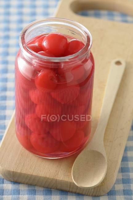 Vaso di ciliegie in umido — Foto stock
