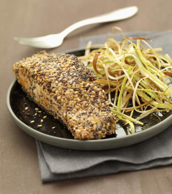 Жареный лосось с семенной корочкой — стоковое фото