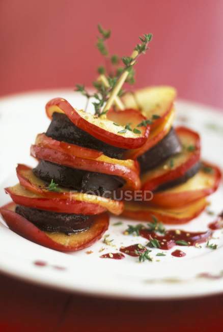 Warm black pudding with apple  slices — Stock Photo