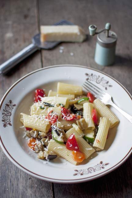 Rigatoni con zucchine e pomodori — Foto stock