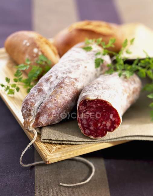 Deliciosas salsichas secas — Fotografia de Stock