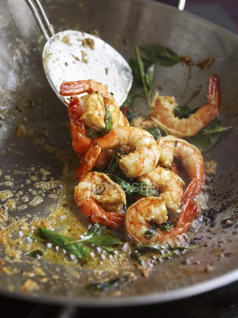 Thai style shrimps with ginger in wok — Stock Photo