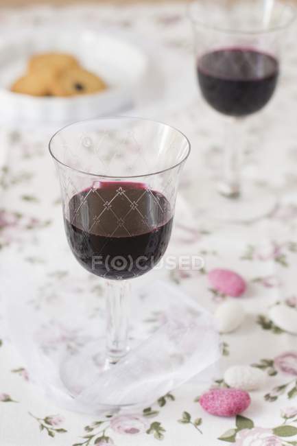 Vista ravvicinata del liquore ai mirtilli nei bicchieri — Foto stock