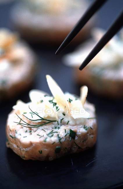 Sushi Maki con surimi y hierbas - foto de stock