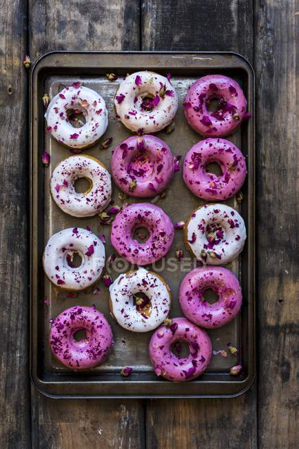 Donuts em uma bandeja de cozedura — Fotografia de Stock