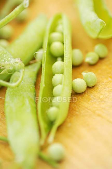 Ervilhas frescas em vagens — Fotografia de Stock