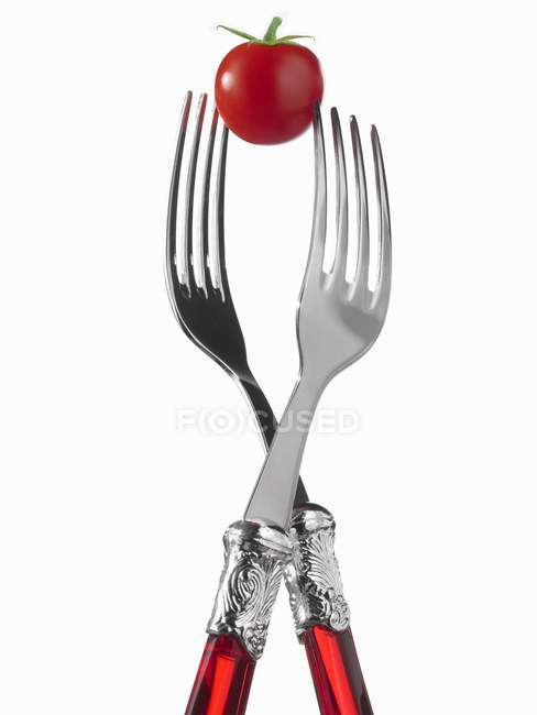 Dos tenedores con tomate - foto de stock