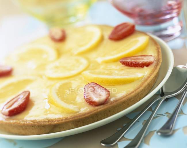 Lemon tart with strawberries — Stock Photo