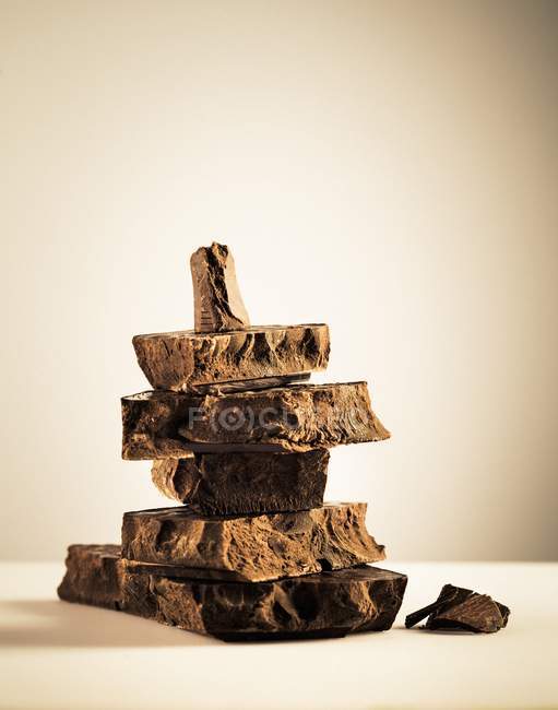 Pedaços de Chocolate Empilhado — Fotografia de Stock