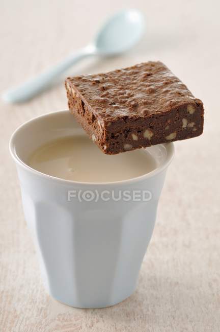 Tè al latte in tazza — Foto stock