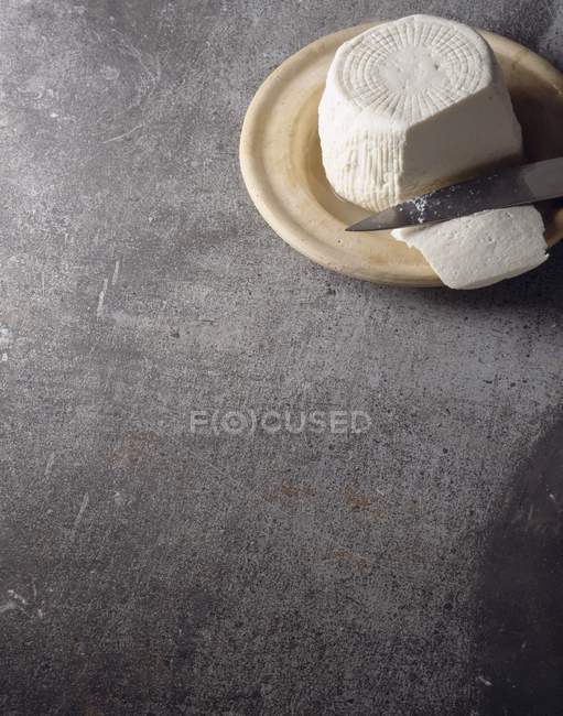 Queijo brocciu na mesa — Fotografia de Stock
