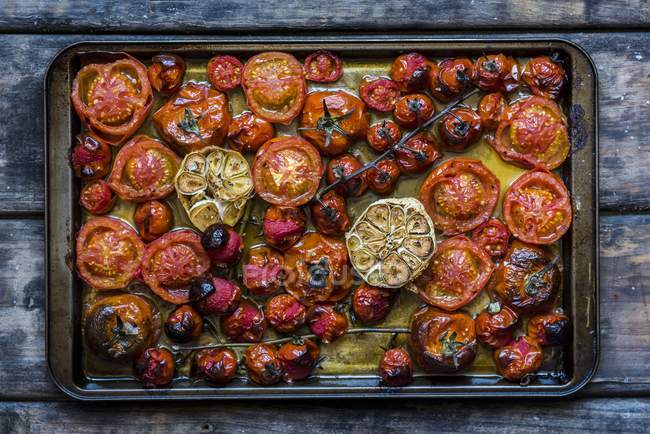 Tomatenbraten auf Tablett — Stockfoto