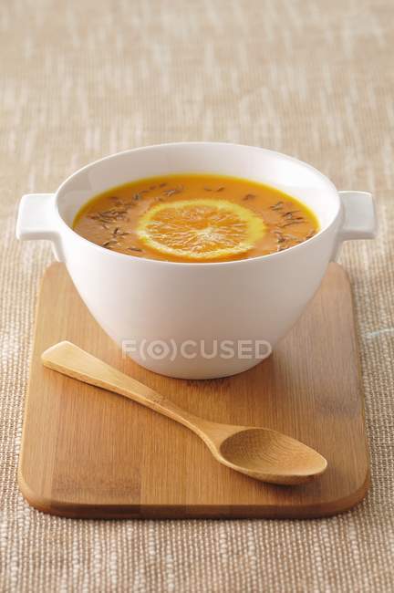 Sopa de zanahoria con naranja y jengibre - foto de stock