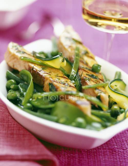 Salmón a la parrilla con verduras verdes - foto de stock