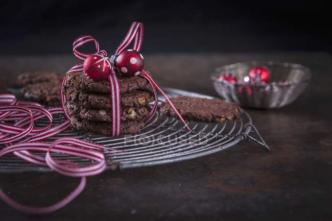 Christmas chocolate and walnut cookies — Stock Photo