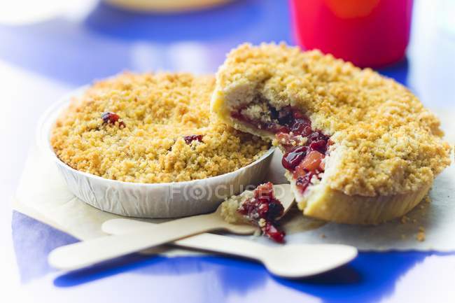 Closeup view of fruit crumbles with berries and spoons — Stock Photo