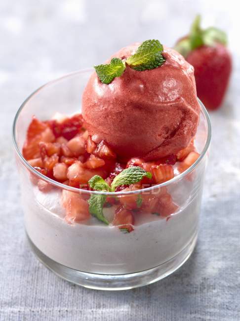 Trois desserts aux fraises — Photo de stock