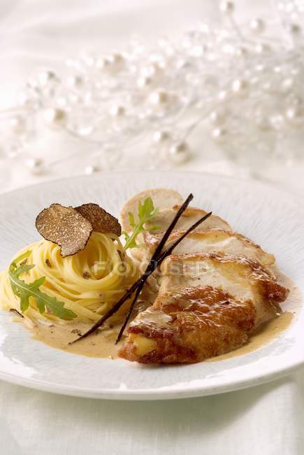 Poulard hen and linguine pasta — Stock Photo