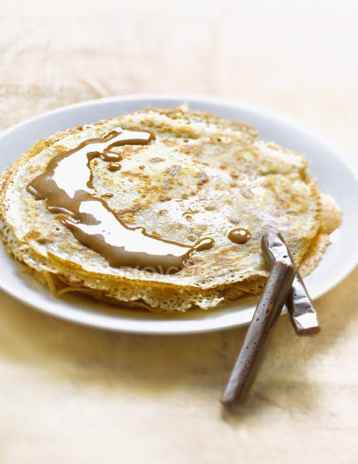Carambar pancake on plate — Stock Photo