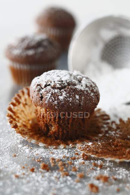 Muffin al cioccolato con glassa sulla parte superiore — Foto stock