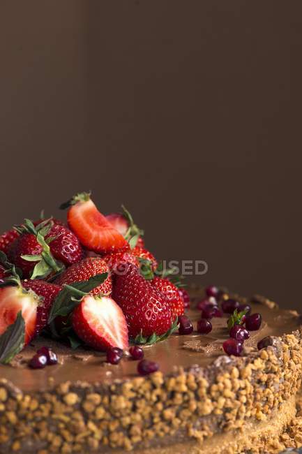 Gâteau au chocolat garni de fraises — Photo de stock