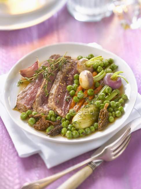 Beef fillet with vegetables — Stock Photo