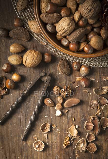Bowl of mixed whole nuts in shells — Stock Photo