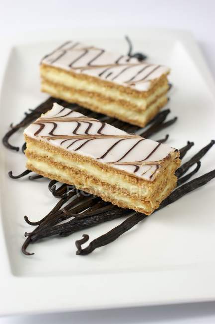 Mille feuille aromatizzate alla vaniglia su piatto bianco — Foto stock