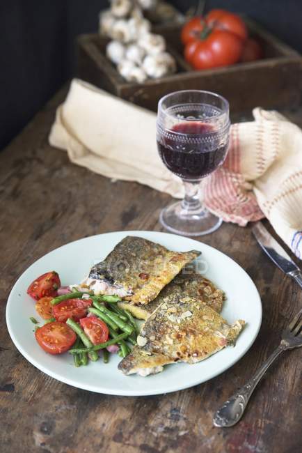 Pan-fried fish with tomatoes — Stock Photo