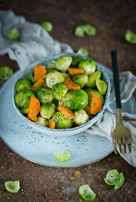 Carrot with brussels sprouts — Stock Photo