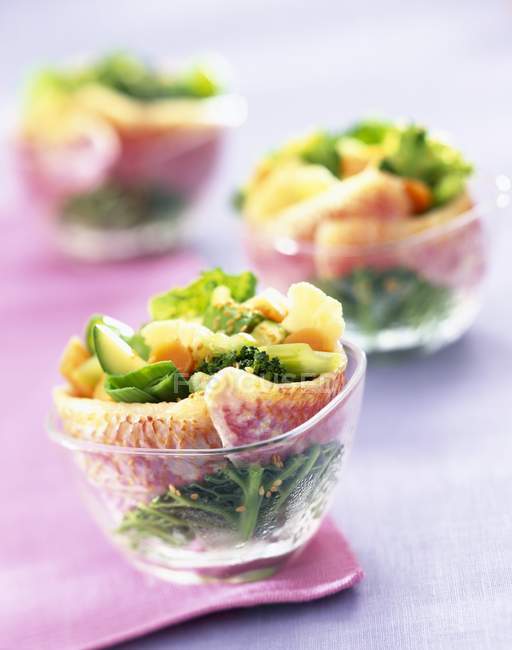 Surmullet salads in bowls — Stock Photo