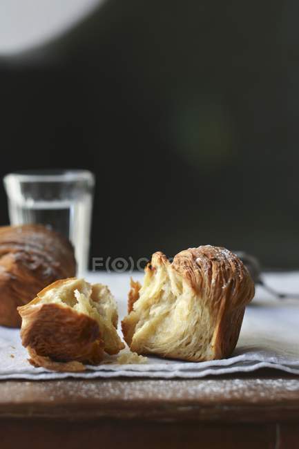Cruffin, una mezcla entre un panecillo y un croissant - foto de stock