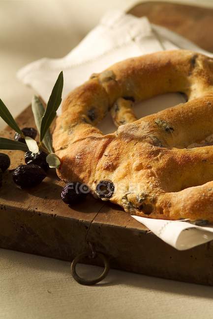 Оливковый фугасный хлеб — стоковое фото