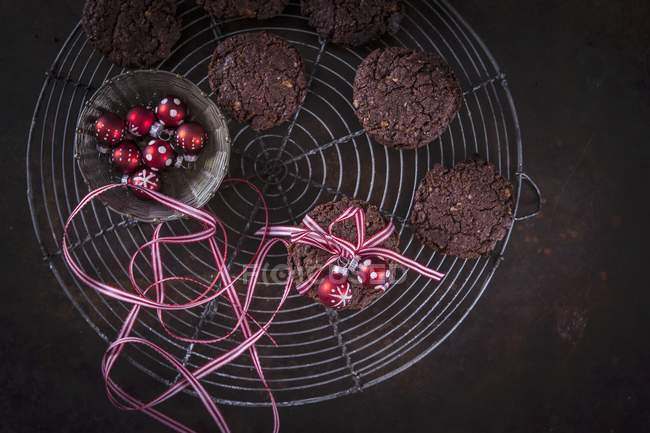 Chocolat de Noël et biscuits aux noix — Photo de stock