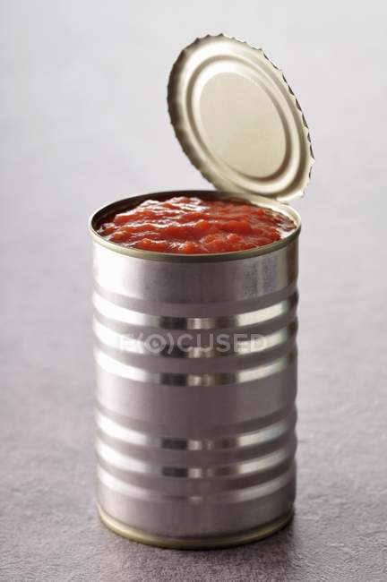 Lata de puré de tomate - foto de stock