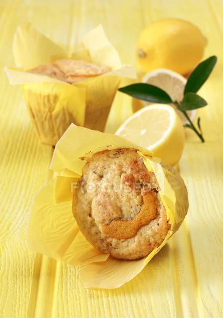 Muffin al limone e uva sultanina su giallo — Foto stock