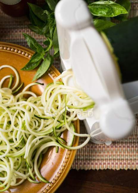 Zucchini-Nudeln zubereiten — Stockfoto