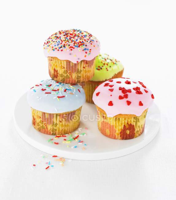 Komposition mit Cupcakes auf Teller — Stockfoto