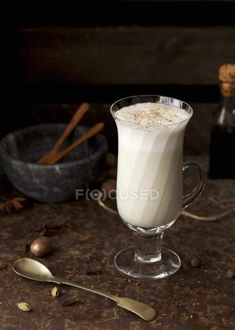 Vista de cerca de Masala chai latte en un vaso - foto de stock