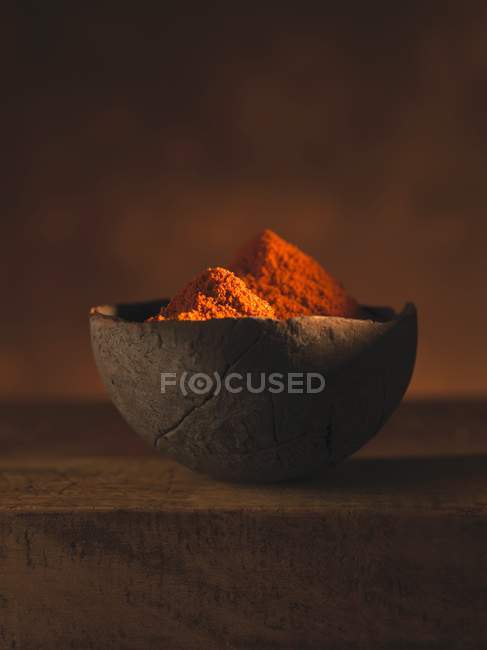 Poivron rouge doux moulu sur la surface en bois — Photo de stock
