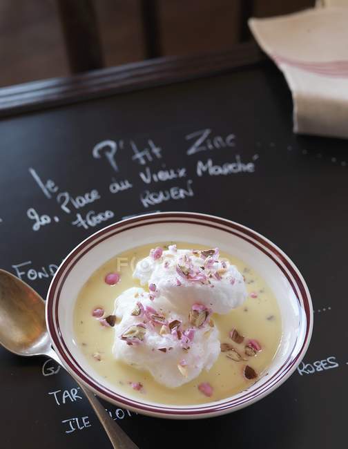 Closeup view of Ile flottante dessert in bowl — Stock Photo