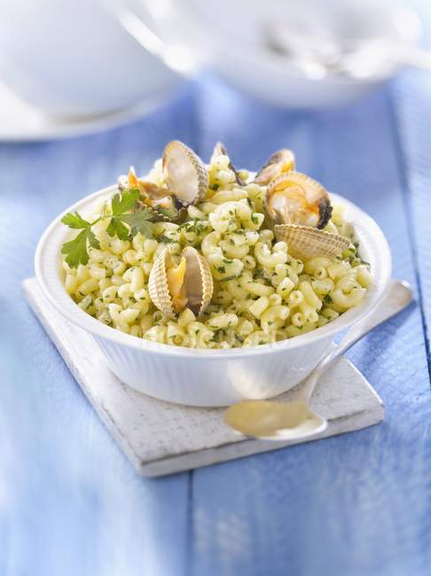 Elbow pasta vongole with clams — Stock Photo